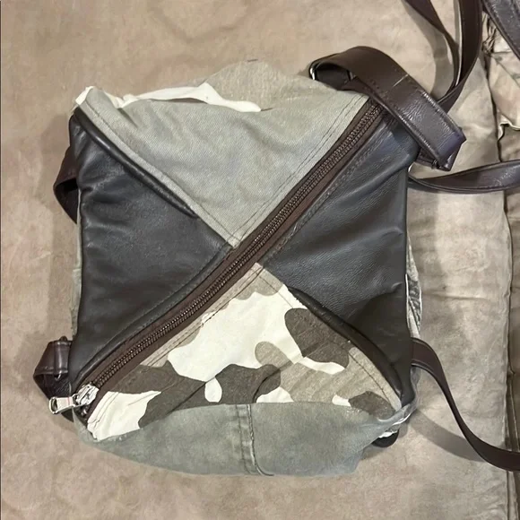 Salvage Sacs Stylish Camouflage Mini Jeffrey Crossbody Bag - Picture 3 of 3